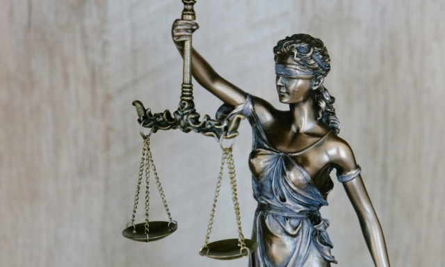 Απολύθηκε μετά από καρδιακή προσβολή και εξάντληση άδειας -  Έλαβε αποζημίωση 7.500 ευρώ