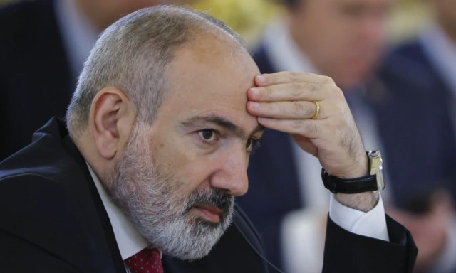 Viral βίντεο με τον πρωθυπουργό της Αρμενίας να ακούει trap στο αυτοκίνητο