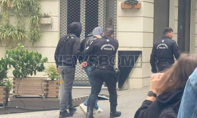 Θρίλερ στο κέντρο της Αθήνας με νεκρή γυναίκα σε ακάλυπτο - Η στιγμή της προσαγωγής του υπόπτου