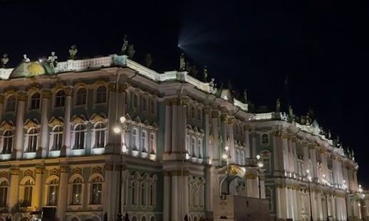 Μια «διαστημική μέδουσα» στον νυχτερινό ουρανό της Αγίας Πετρούπολης