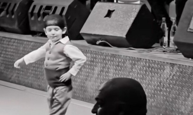 Ο μικρός που ξεσήκωσε ένα ολόκληρο κέντρο - Βίντεο