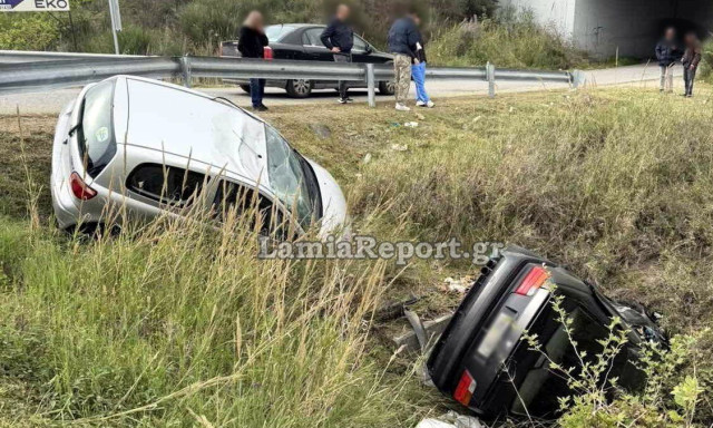 Φθιώτιδα: Στα χωράφια κατέληξαν δύο αυτοκίνητα έπειτα από σύγκρουση στον παράδρομο – Δείτε εικόνες