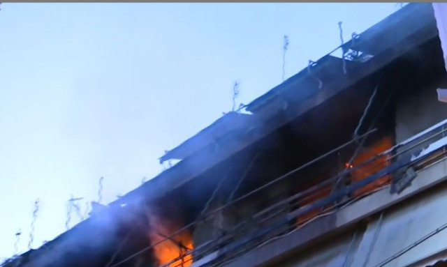 Φωτιά στον Κολωνό: Απεγκλωβίστηκαν δύο γυναίκες - Με εκτεταμένα εγκαύματα μία ηλικιωμένη