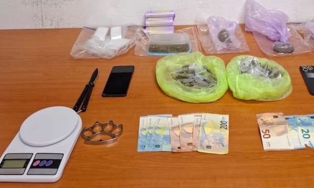 Άγιος Παντελεήμονας: Δύο συλλήψεις για διακίνηση ναρκωτικών - Βρέθηκαν κάνναβη, χρήματα και όπλα