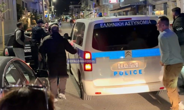 Κεφαλονιά: «Δολοφόνοι» φώναζε το πλήθος στους 3 προφυλακισθέντες - Τους έβγαλαν από την πίσω πόρτα