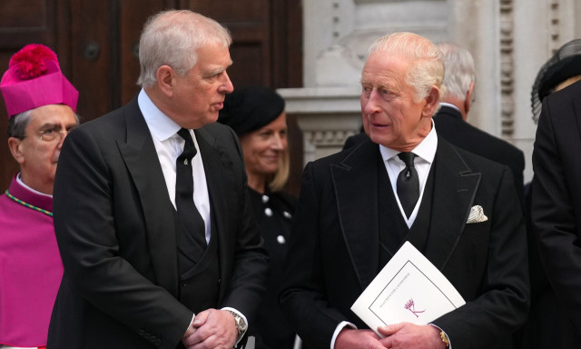 Ο Άντριου «φυγάδευσε» τη Σάρα μέσα στη νύχτα - Οργή στο Μπάκιγχαμ, αηδιασμένος ο βασιλιάς Κάρολος