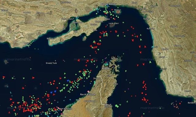 Στενά του Ορμούζ: Το Ιράν ανάγκασε δύο πετρελαιοφόρα να αλλάξουν πορεία