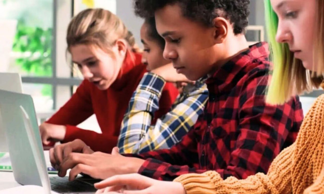 Το 2009 η Σουηδία αντικατέστησε τα βιβλία με laptop - Τώρα το λάθος κοστίζει 104 εκ. ευρώ ετησίως