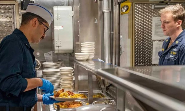 Το Πεντάγωνο αντεπιτίθεται: «Fake news οι καταγγελίες ότι οι ναυτικοί μας πεινάνε»