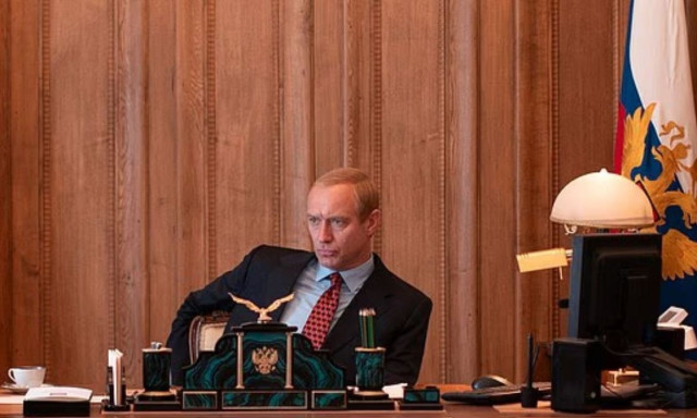 Αγνώριστος ο Τζουντ Λο στον ρόλο του Βλαντιμίρ Πούτιν: Πώς ο Δον Ζουάν της μεγάλης οθόνης έγινε «τσάρος»