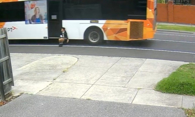 Τρομακτικά πλάνα: Παγιδευμένος 12χρονος κρέμεται από πόρτα σχολικού λεωφορείου για 350 μέτρα