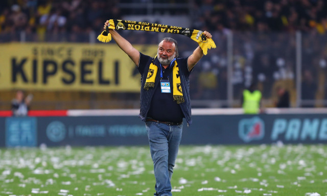 Ρεσιτάλ Ηλιόπουλου μετά το ΑΕΚ – ΠΑΟΚ: Τραγουδούσε το «Αγάπα με» που έπαιζε στα μεγάφωνα