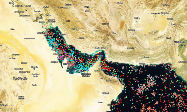 Πάνω από 20 πλοία πέρασαν το Σάββατο από τα Στενά του Ορμούζ