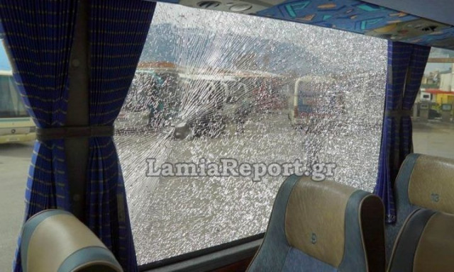 Ανήλικος πέταξε πέτρες και έσπασε παράθυρα λεωφορείων στην Αθηνών – Λαμίας: Συνελήφθη και ο πατέρας