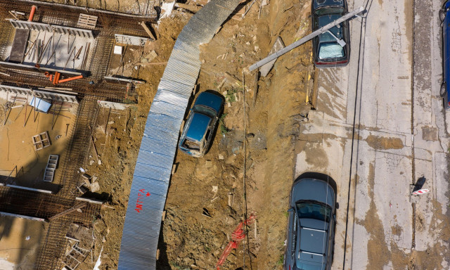 Η στιγμή που Ι.Χ πέφτει στο κενό από την κατάρρευση τοιχίου στους στάβλους Παπάφη - Μια σύλληψη