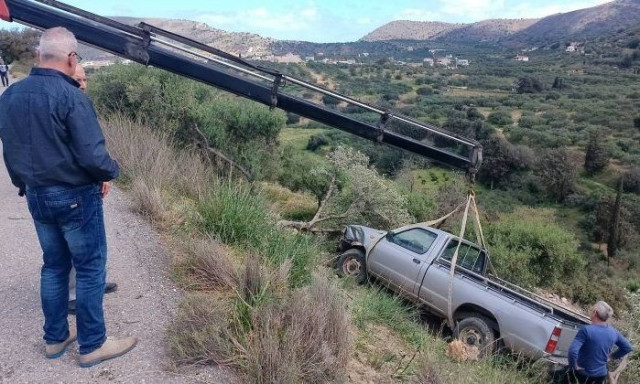 Ηράκλειο: Έψαχναν τον νεοκόρο για τη λειτουργία και τον βρήκαν εγκλωβισμένο μέσα σε ΙΧ στον γκρεμό