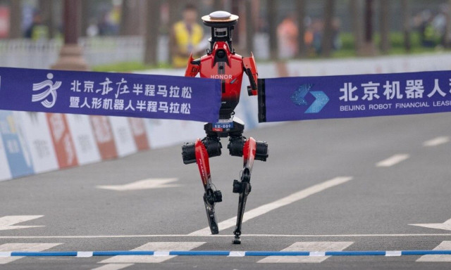Κίνα: Ρομπότ «έσπασε» κάθε ρεκόρ - Έτρεξε ημιμαραθώνιο πιο γρήγορα από άνθρωπο