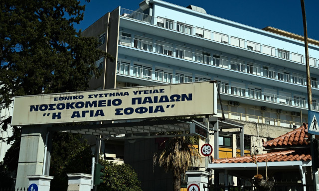 Χειρουργείται το 13χρονο κορίτσι που έπεσε από τον 1ο όροφο του σχολείου της στο Χαϊδάρι