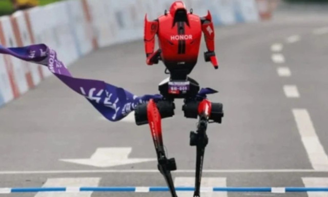 Ιστορική στιγμή στην Κίνα: Ρομπότ έσπασε το παγκόσμιο ρεκόρ Ημιμαραθωνίου κατά επτά λεπτά (vid)