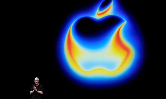 Apple: Τέλος εποχής για τον Τιμ Κουκ – Ποιος θα είναι ο νέος CEO του «γίγαντα» της τεχνολογίας