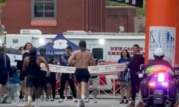 Μαραθωνοδρόμος για κλάματα: Πανηγυρίζει πλησιάζοντας στη γραμμή τερματισμού - Μόνο που έχασε