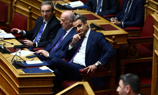 Μαξίμου για ασυλίες: Η κάλυψη σε Γεωργιάδη, ο «χαριτωμένος» Ανδρουλάκης και ο «αμετανόητος» Τσίπρας