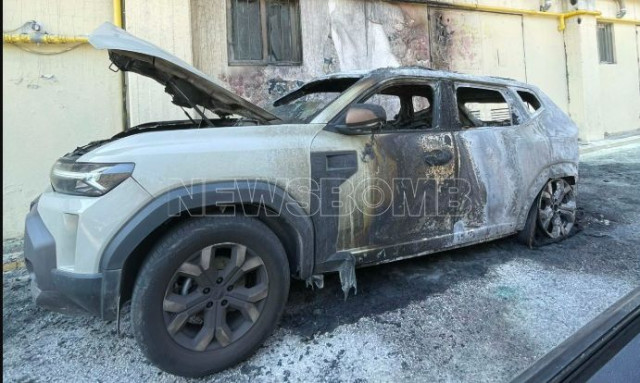 Πολυτεχνείο: Κάηκε ολοσχερώς το ΙΧ του καθηγητή που συνέταξε το πόρισμα για τα Τέμπη - Φωτογραφίες