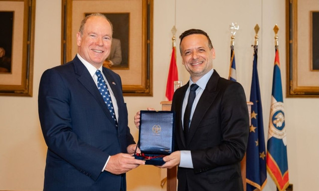 Δούκας: Απένειμε το μετάλλιο του Δήμου Αθηναίων στον πρίγκιπα Αλβέρτο