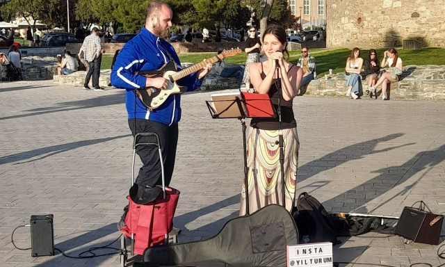 Θεσσαλονίκη: Πρόστιμο 300 ευρώ σε μουσικούς του δρόμου για χρήση ενισχυτών και μικροφώνου