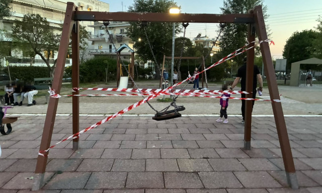 Καλαμαριά: Άγνωστοι αφαίρεσαν βίδες ασφαλείας από κούνια σε παιδική χαρά