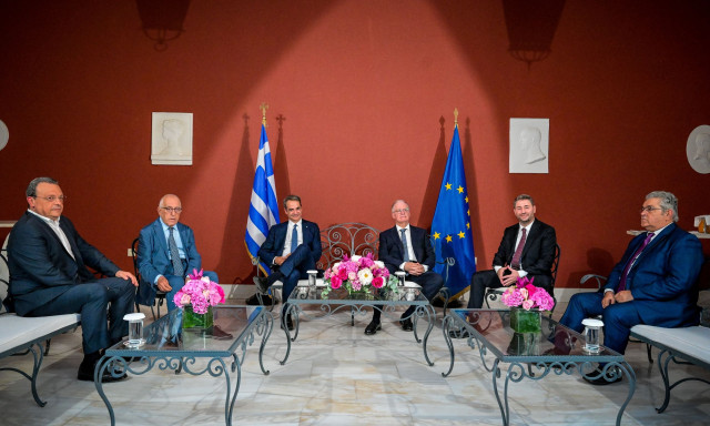 Δημοσκόπηση Interview: 56% θέλουν πρόωρες εκλογές - Πρώτη η ΝΔ με μικρές απώλειες, 3ο κόμμα η Καρυστιανού, ο Βαρουφάκης ξεπέρασε την Ζωή