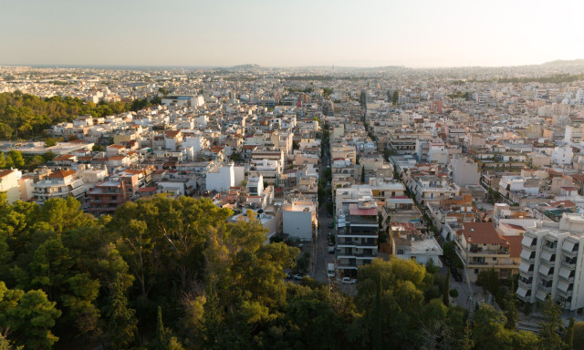 Πάνω από 700.000 οι κλειστές κατοικίες – Μόλις 1 στα δέκα κατοικήσιμο, μόνο το 19% νομικά «καθαρό»