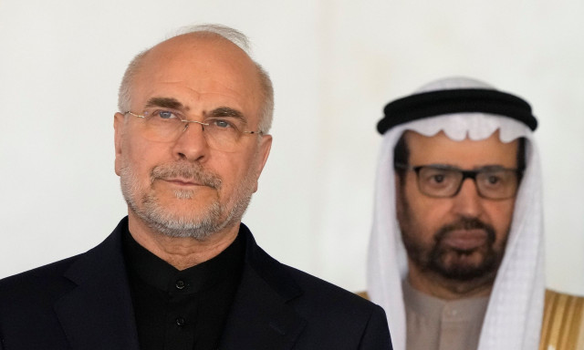 Γκαλιμπάφ: Το Ιράν έτοιμο να ρίξει «νέα χαρτιά στο πεδίο της μάχης» αν ξαναρχίσει ο πόλεμος