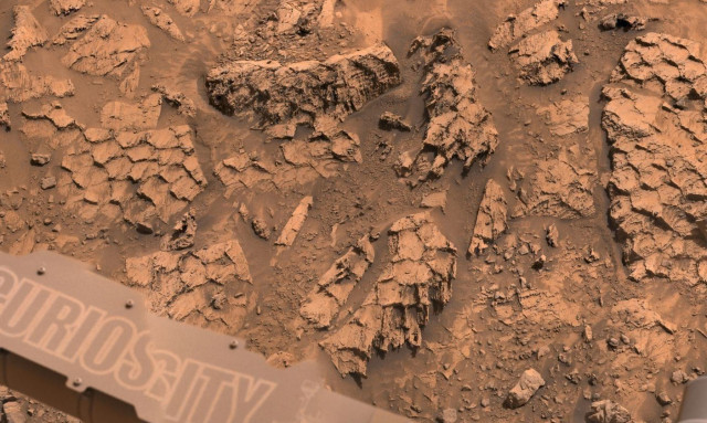 Εικόνες από το ρόβερ της NASA στον Άρη δείχνουν σχηματισμό που θυμίζει λέπια ερπετού