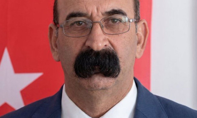 Το απόλυτο meme συνεχίζεται: Λατρεία για το μουστάκι του Αβτζί – «Το δανείστηκε από τον Δήμο;»