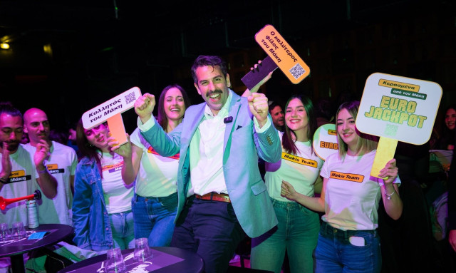 Όλα κερασμένα στο Fuzz Club από τον Μάκη που κέρδισε το Eurojackpot - Βίντεο