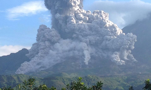 Πανικόβλητοι πεζοπόροι τρέχουν να σωθούν από ξαφνική έκρηξη ηφαιστείου στη Γουατεμάλα