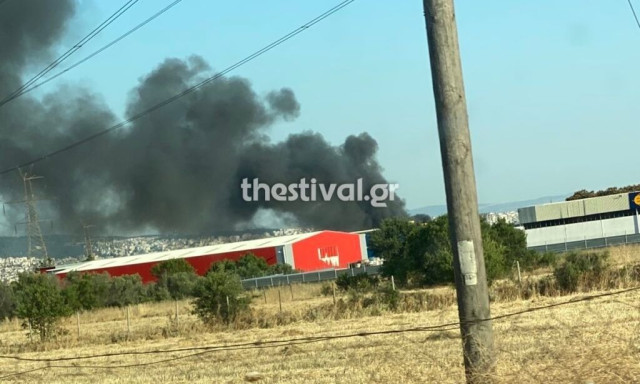 Θεσσαλονίκη: Μήνυμα από το 112 για τη φωτιά σε εταιρεία ανακύκλωσης στη Νεοχωρούδα