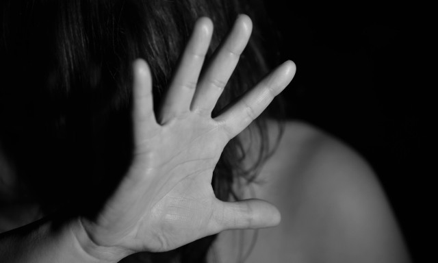 Άγιος Παντελεήμονας: Κακοποιούσε και απειλούσε τη γυναίκα του με όπλο ενώ κατέγραφε το περιστατικό