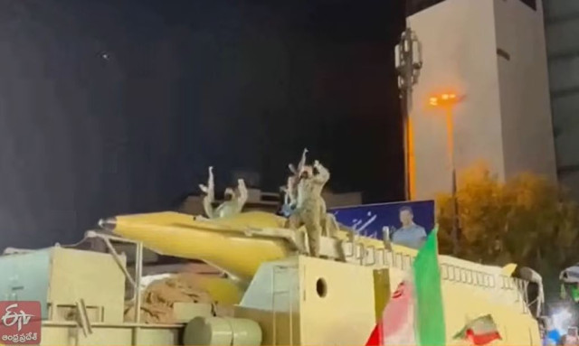 Tεχεράνη: Επίδειξη δύναμης από τους «Φρουρούς της Επανάστασης» με στρατιωτική παρέλαση και πυραύλους