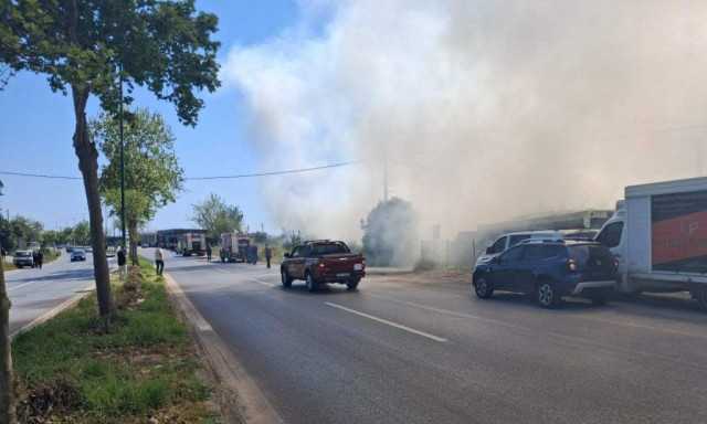 Μεγάλη φωτιά στην Καλαμάτα - Επιχείρηση πλαστικών παραδόθηκε στις φλόγες - Διακοπή κυκλοφορίας