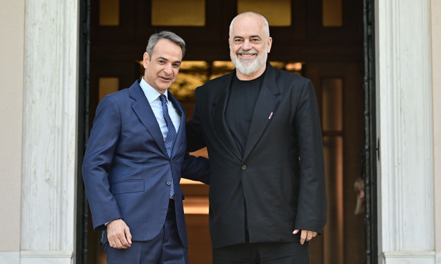 Η συγγνώμη Ράμα στον Μητσοτάκη για το oversized κουστούμι που φόρεσε στο Μαξίμου