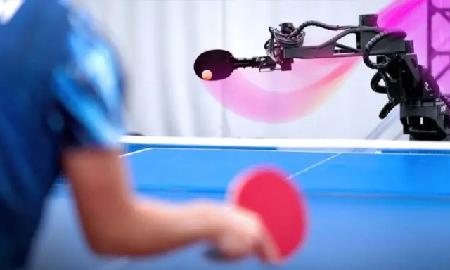 Ρομπότ παίζει πινγκ πονγκ με κορυφαίους παίκτες και… νικάει – Δείτε βίντεο