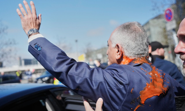 Βερολίνο: Διαδηλωτής έριξε κόκκινη ουσία πάνω στον εξόριστο πρίγκιπα του Ιράν, Ρεζά Παχλαβί