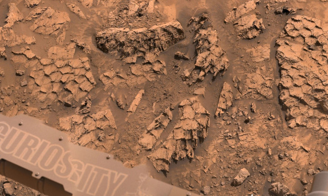 Εικόνες από το ρόβερ της NASA στον Άρη δείχνουν σχηματισμό που θυμίζει λέπια τεράστιου ερπετού