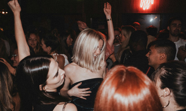 Η γενιά που κάνει πάρτι χωρίς κινητά, χωρίς φίλτρα: Η νέα κουλτούρα της νυχτερινής ζωής