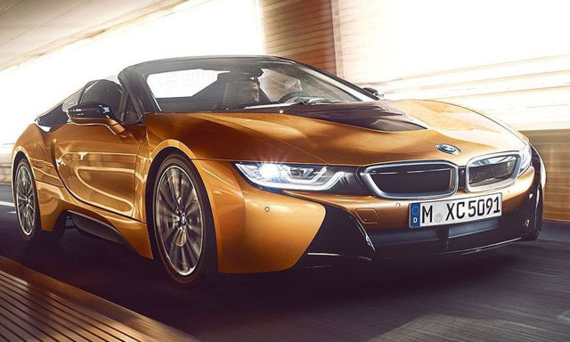 Πως μια σερβιτόρα αγόρασε δέκα πολυτελή αυτοκίνητα;