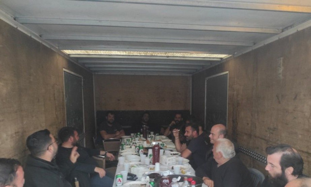 Πρωτότυπος εορτασμός για τον Άγιο Γεώργιο στη Σούδα – Έστησαν τραπέζι μέσα σε φορτηγό λόγω βροχής