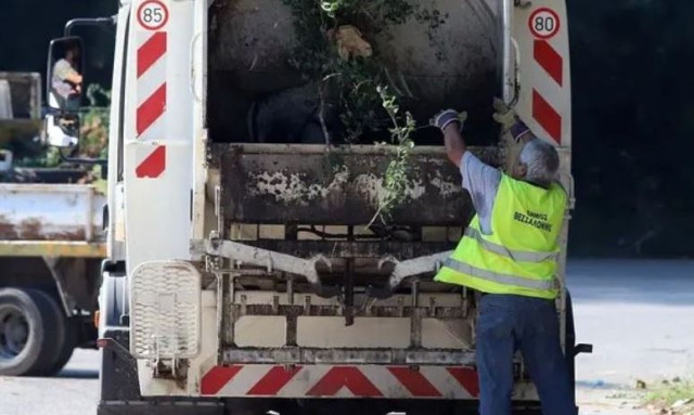 Θεσσαλονίκη: Σε σοκ οι υπάλληλοι του δήμου από το περιστατικό με τον άστεγο - Βίντεο ντοκουμέντο από τη στιγμή του πανικού