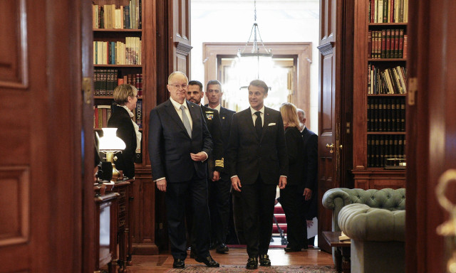 Στο Προεδρικό Μέγαρο ο πρόεδρος της Γαλλίας Εμανουέλ Μακρόν με τη σύζυγό του Μπριζίτ